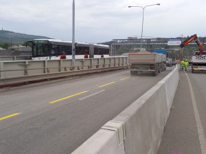 Silničáři se zlobí na řidiče v Brně. Na mostě překračují rychlost, povolená je dvacítka
