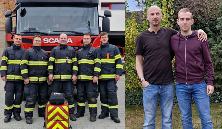 Hasiči, kteří zachránili život (vlevo). Pan Rudolf a Jakub Dvořáček (vpravo).