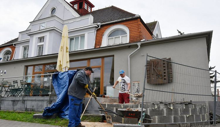 Práce na budově kina