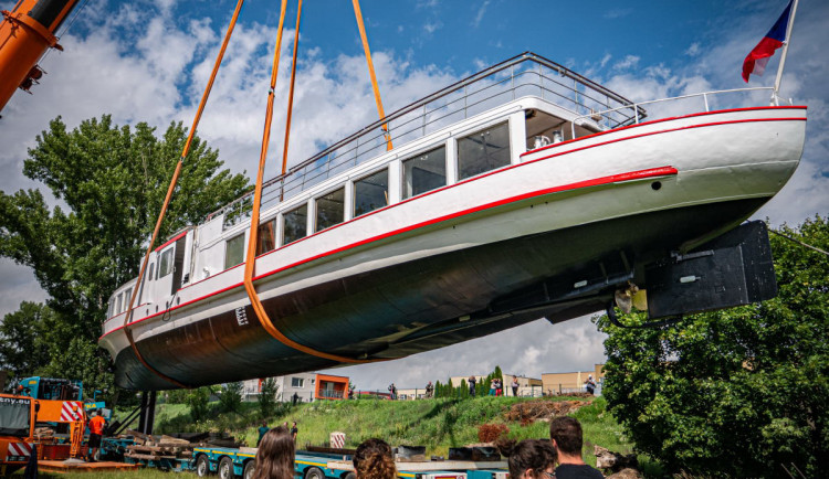 Na Novomlýnské nádrže vyplula historická loď Munot, která měla loni nehodu