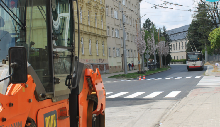 Mírná úleva pro motoristy, je zprůjezdněna křižovatka mezi Tolstého ulicí a třídou Legionářů