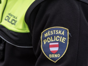 Strážníci v Brně zachránili zkrvavenou ženu s nožem. Sama se pořezala