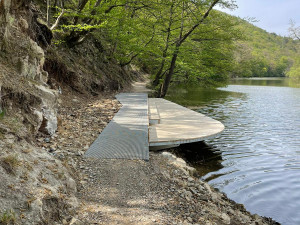 Stezka podél Svratky je nyní bezpečnější. Přibyly nové lávky, rampa i altán