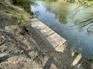 Stezka podél Svratky je nyní bezpečnější. Přibyly nové lávky, rampa i altán