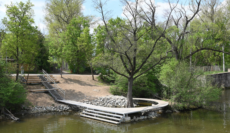 Stezka podél Svratky je nyní bezpečnější. Přibyly nové lávky, rampa i altán