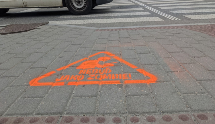 Brno má posprejované chodníky, aby chodci přecházeli bezpečně