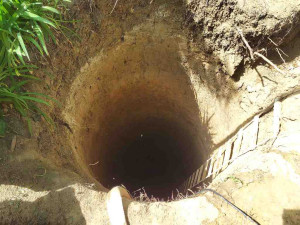 Muž na Brněnsku spadl do devítimetrové studny. Vytahovali ho hasiči