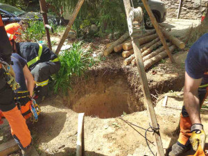 Muž na Brněnsku spadl do devítimetrové studny. Vytahovali ho hasiči