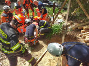 Muž na Brněnsku spadl do devítimetrové studny. Vytahovali ho hasiči