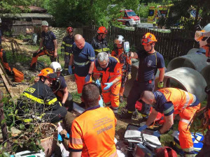 Muž na Brněnsku spadl do devítimetrové studny. Vytahovali ho hasiči