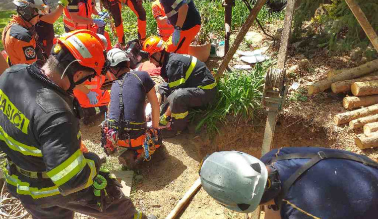 Muž na Brněnsku spadl do devítimetrové studny. Vytahovali ho hasiči