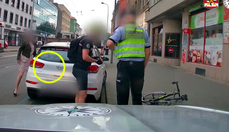 Frajeřil a kličkoval mezi auty. Jízdu brněnského cyklisty ukončil tvrdý náraz