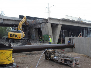 V Brně bourají kvůli stavbě městského okruhu silniční most