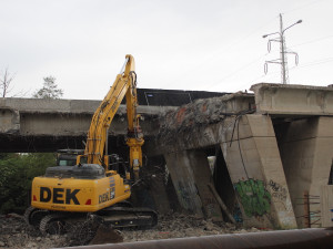 V Brně bourají kvůli stavbě městského okruhu silniční most