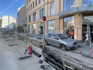 Dělníci uvěznili v centru Brna auto ze Slovenska. Nikdo neví, co s ním