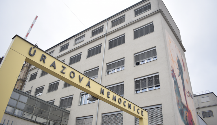 V Brně operovali zraněnou uprchlici. Na Ukrajině ji zasáhnul granát