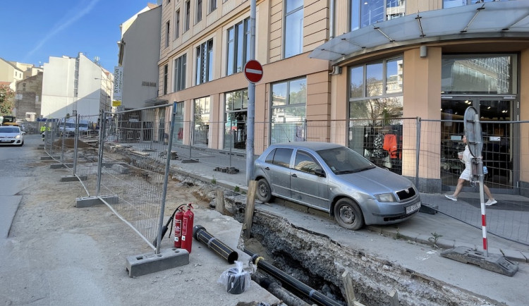 Dělníci uvěznili v centru Brna auto ze Slovenska. Nikdo neví, co s ním