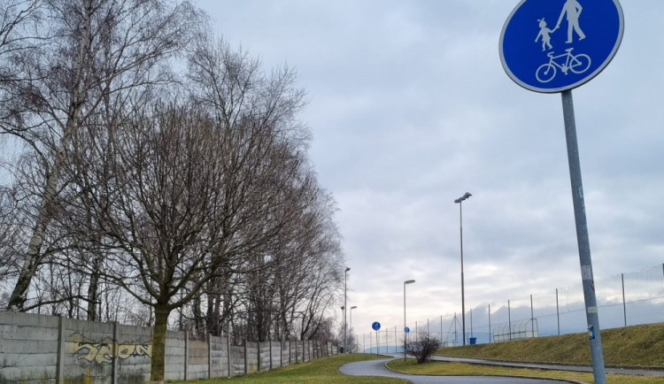 size4-16529451731806-231-cyklistu-ma-na-silnici-chranit-vyhrazeny-pruh-jejich-pravidla-verejnost-casto-nezna