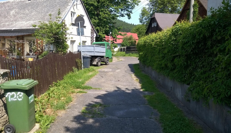 Mezi historickými domky v Železném Brodě se vydláždí cesty. Na stavbu přispěje kraj