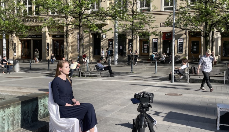 Na brněnském náměstí sedí a mlčí Ruska na protest proti invazi