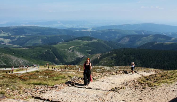 Na Sněžce budou vystavěny do začátku hlavní turistické sezony nerezové zábrany