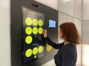 Brněnské kavárně vládne robot. Připraví italské cappuccino i malinovku