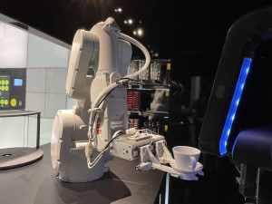 V Brně šéfuje kavárně robot, který umí kávu jako v Itálii