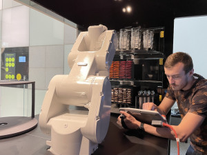 Brněnské kavárně vládne robot. Připraví italské cappuccino i malinovku