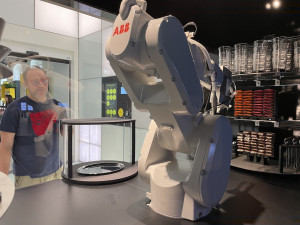 Brněnské kavárně vládne robot. Připraví italské cappuccino i malinovku