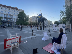 Na brněnském náměstí sedí a mlčí Ruska na protest proti invazi