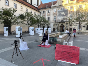 Na brněnském náměstí sedí a mlčí Ruska na protest proti invazi