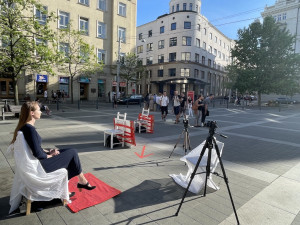 Na brněnském náměstí sedí a mlčí Ruska na protest proti invazi