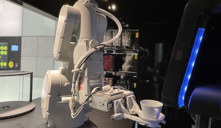 Brněnské kavárně vládne robot. Připraví italské cappuccino i malinovku