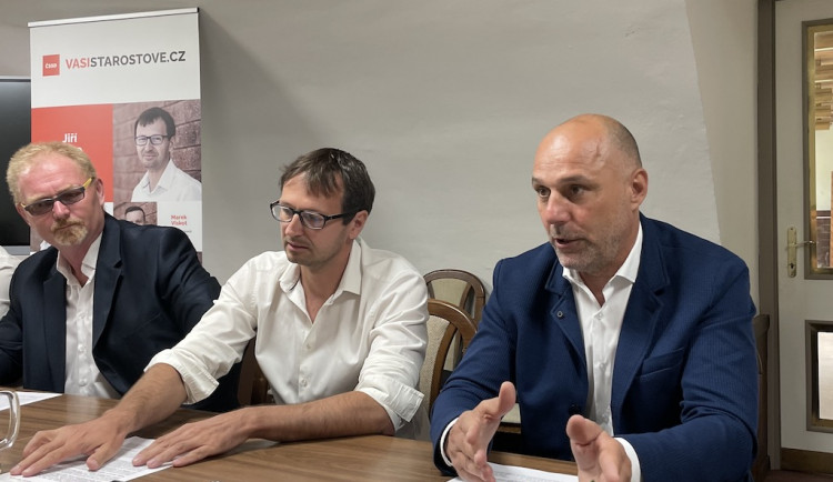 Klíčoví muži brněnské ČSSD. Zleva volební manažer Petr Šafařík, lídr Jiří Oliva a předseda brněnské ČSSD Tomáš Kratochvíl