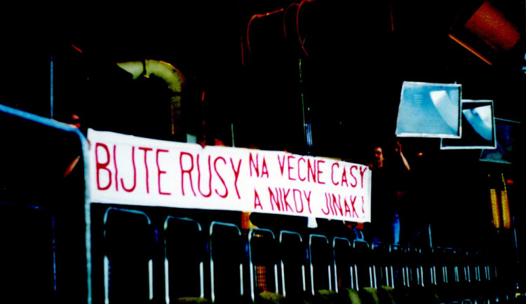 Pamatujete na legendární protiruský transparent z hokejového mistrovství světa v roce 1983?