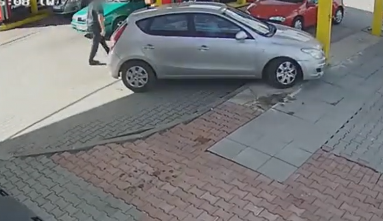 Nehoda na čerpací stanici v Bučině