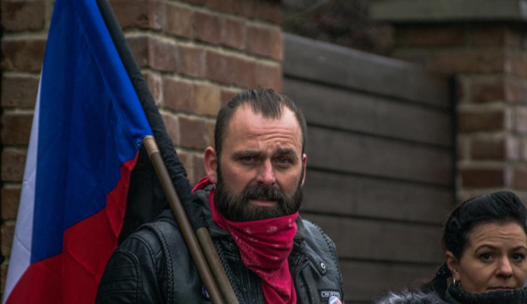 Ivo Osovský protestovalo proti vládním opatřením i před domem Andreje Babiše