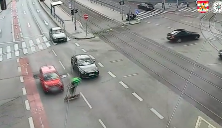 Nepozorného kurýra na elektrokoloběžce srazilo v Brně auto. Nic se mu nestalo