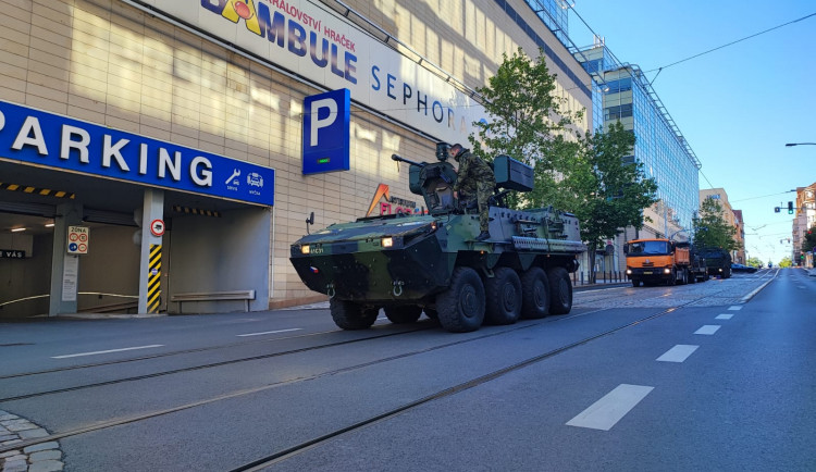 FOTO: V Praze se koná Army den. Nabídne střílení s replikami armádních zbraní či ukázku šermu