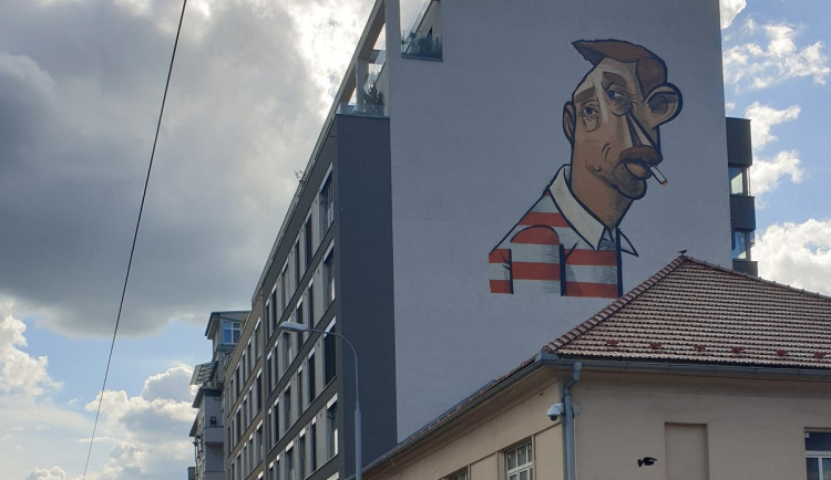 Na lidi v brněnském Bronxu shlíží portrét Havla