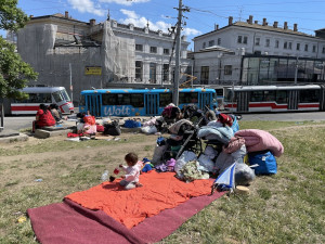 Ukrajinský Romů u brněnského nádraží přibývá. Kraj chystá stanové městečko 