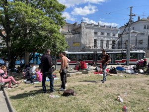 Ukrajinský Romů u brněnského nádraží přibývá. Kraj chystá stanové městečko 