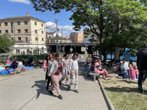 Ukrajinský Romů u brněnského nádraží přibývá. Kraj chystá stanové městečko 