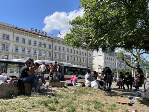 Ukrajinský Romů u brněnského nádraží přibývá. Kraj chystá stanové městečko 