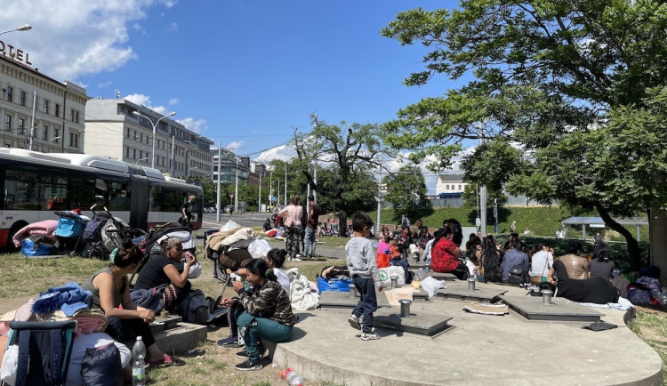 Ukrajinský Romů u brněnského nádraží přibývá. Kraj chystá stanové městečko 