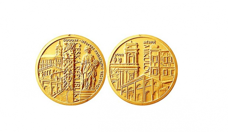 Památky Mikulova zdobí zlatou minci s hodnotou pět tisíc korun