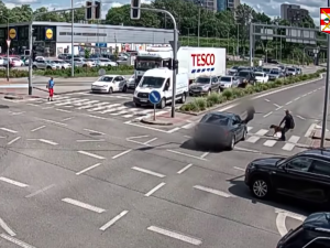 Řidič z Brna projel křižovatku na červenou a smetl chodce, který přecházel na zelenou