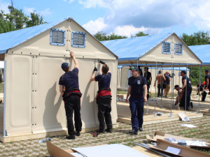 Místo fanoušků motorek stojí u Masarykova okruhu stanové městečko pro uprchlíky