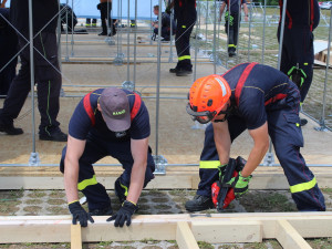 Místo fanoušků motorek stojí u Masarykova okruhu stanové městečko pro uprchlíky