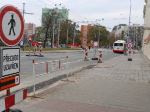 Na brněnském Mendlově náměstí se kvůli opravě vodovodu přesouvají zastávky MHD